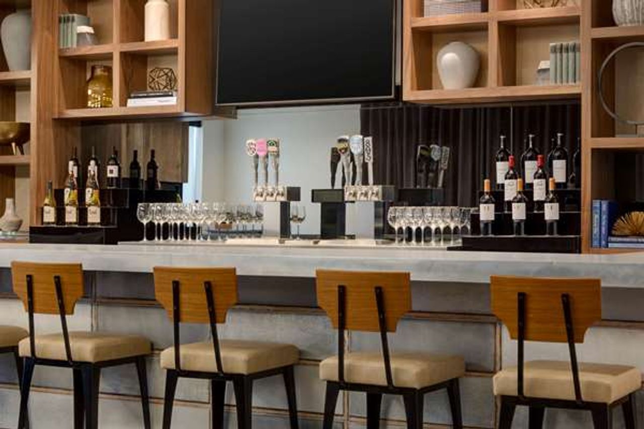 Photo of La Quinta Inn & Suites by Wyndham Santa Rosa Sonoma