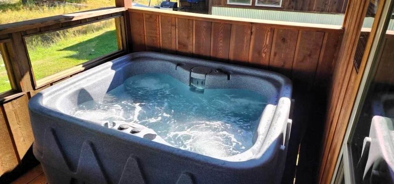 Methow River Lodge and Cabins - Private Spa Tub