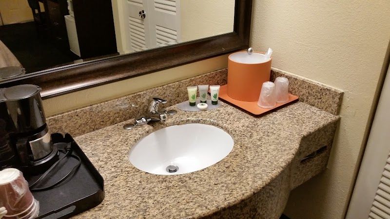 Photo of University Inn & Suites Eugene - Bathroom
