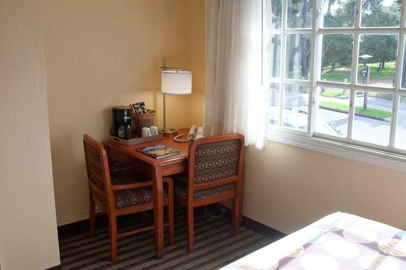 Photo of Deer Haven Inn - Room, Table and chairs