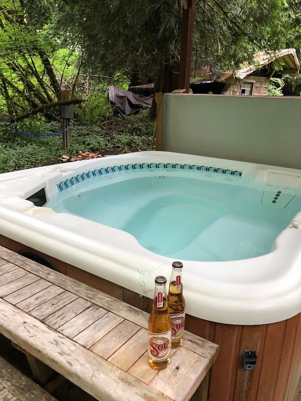 Photo of Mountain Meadows Inn Bed & Breakfast - Secluded hot tub in a wooded setting
