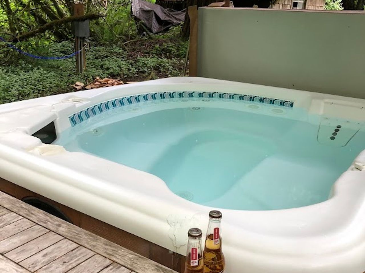Photo of Mountain Meadows Inn Bed & Breakfast - Secluded hot tub in a wooded setting