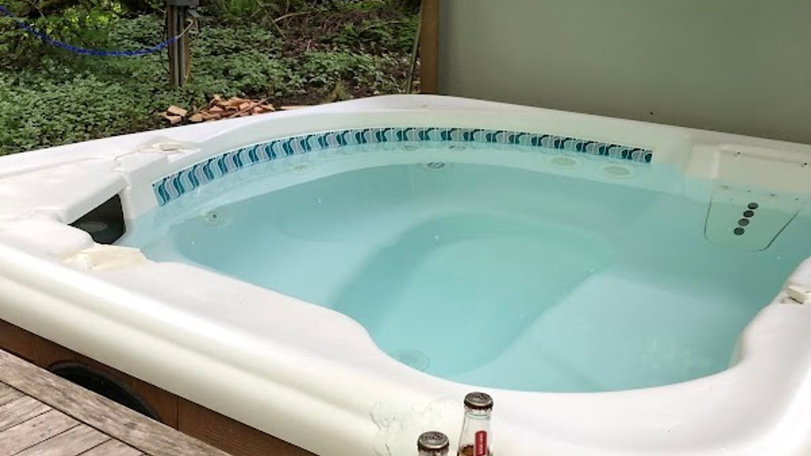 Photo of Mountain Meadows Inn Bed & Breakfast - Secluded hot tub in a wooded setting