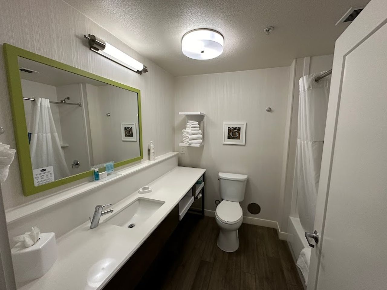 Photo of Hampton Inn Eugene - Bathroom