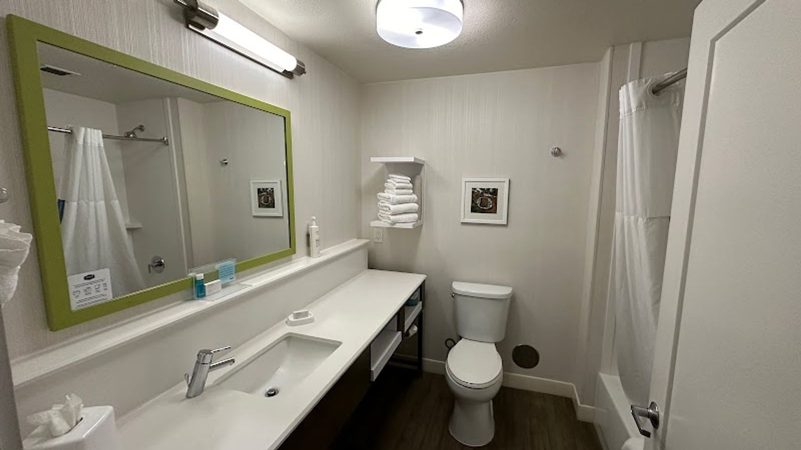 Photo of Hampton Inn Eugene - Bathroom