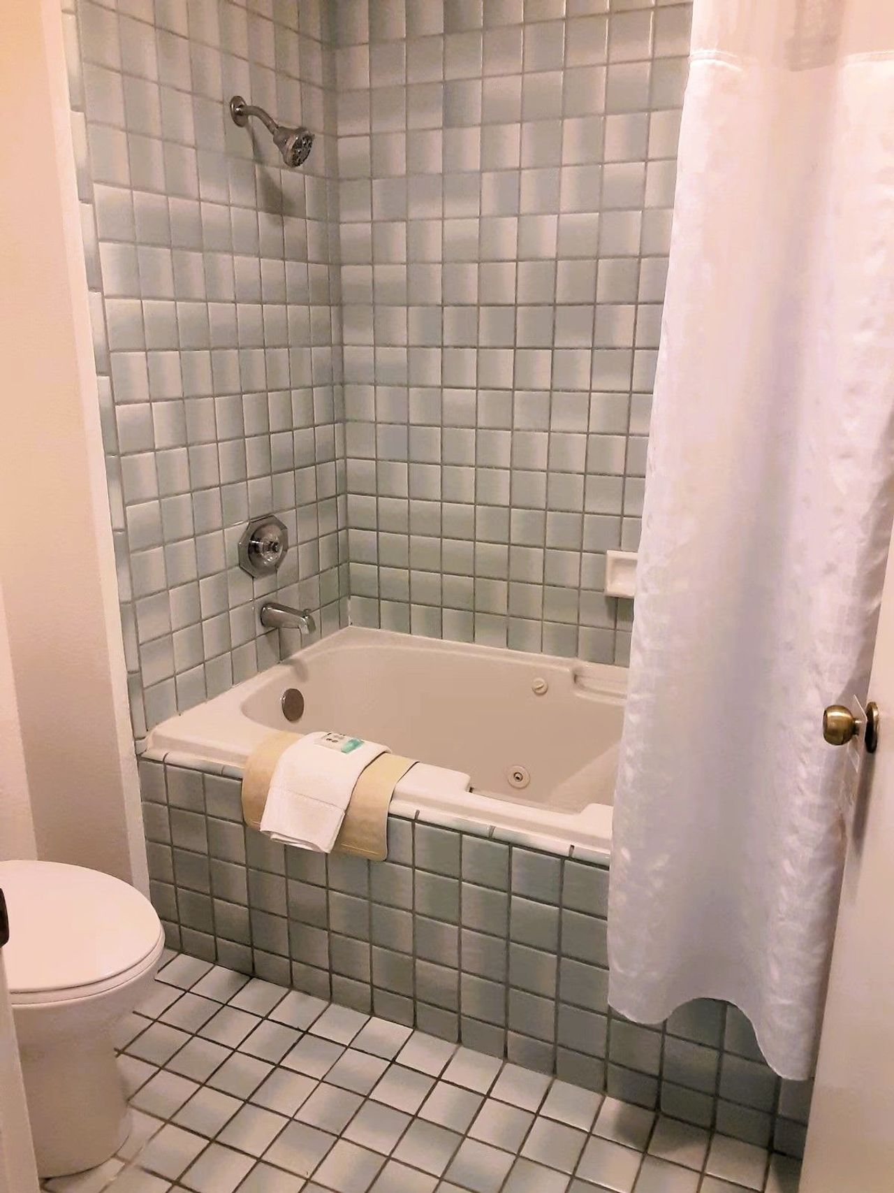 Mission Inn & Suites - Bathroom, Jetted Tub