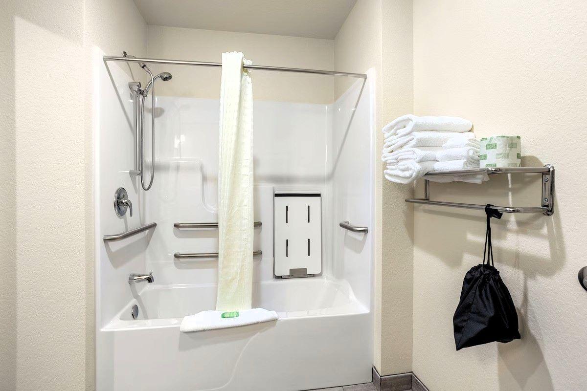 Cobblestone Hotel & Suites - Lynden - Bathroom