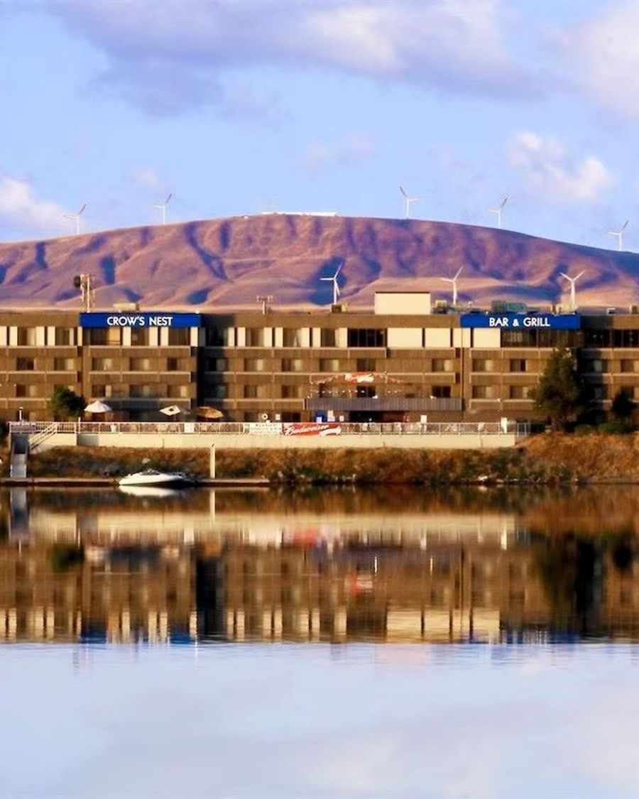 Clover Island Inn