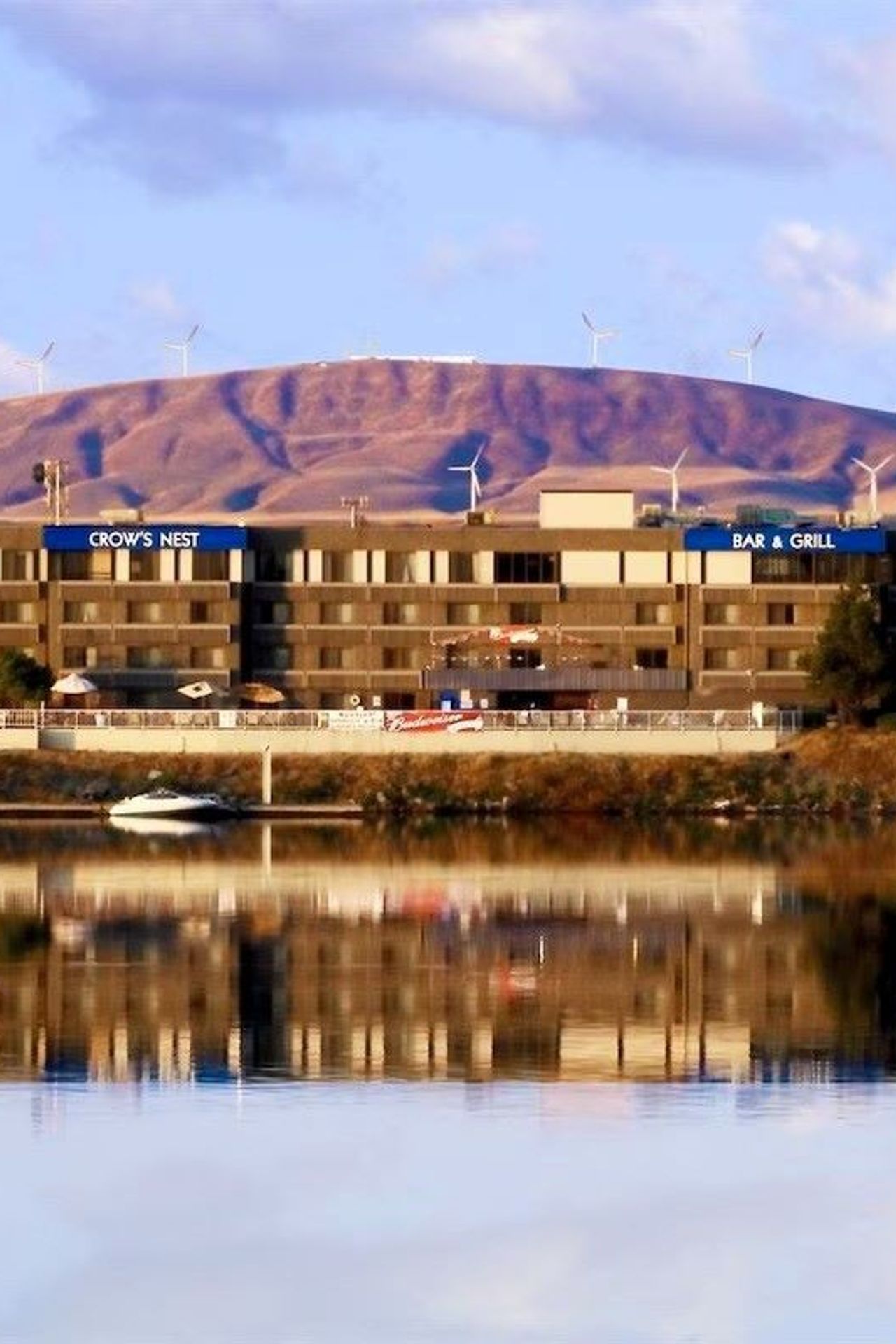 Clover Island Inn