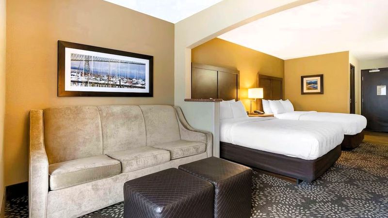 Best Western Columbia River Waterfront Hotel Astoria - Room, 2 queen beds, sofa, seating area