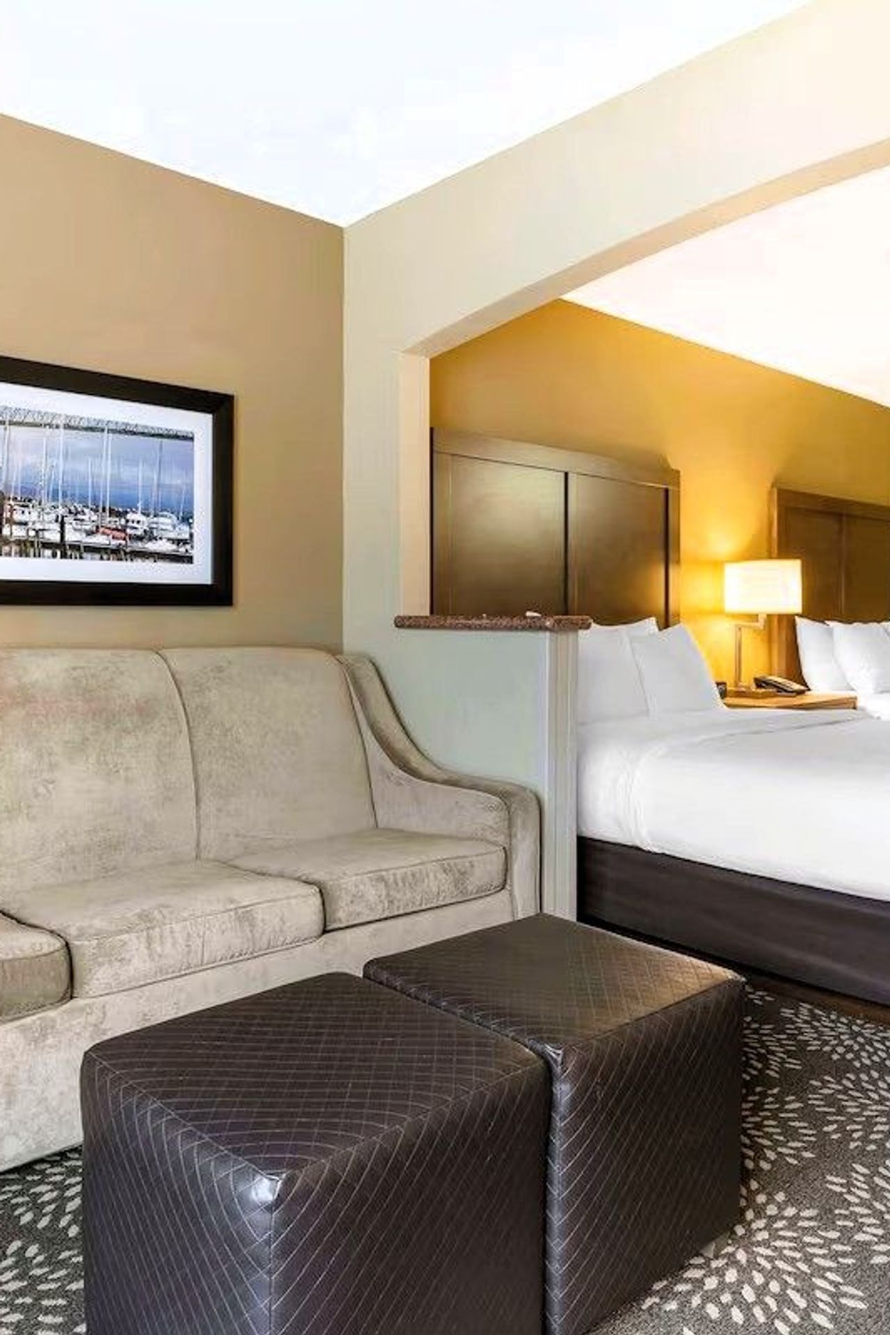 Best Western Columbia River Waterfront Hotel Astoria - Room, 2 queen beds, sofa, seating area