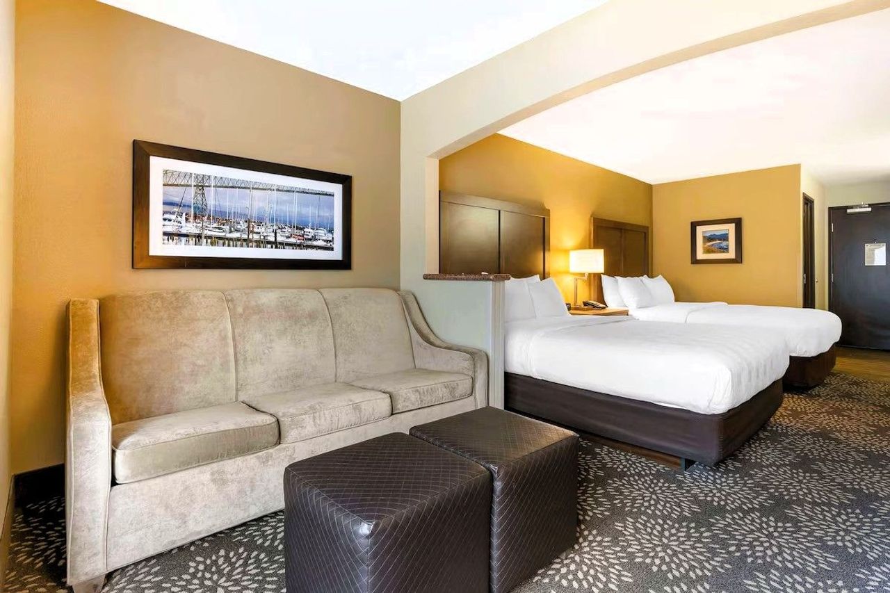 Best Western Columbia River Waterfront Hotel Astoria - Room, 2 queen beds, sofa, seating area