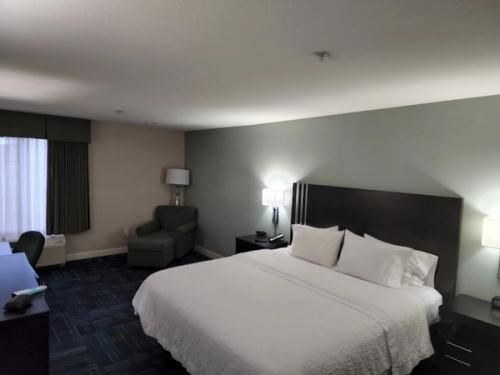 Photo of Hampton Inn Eugene - Room, King bed, Work desk