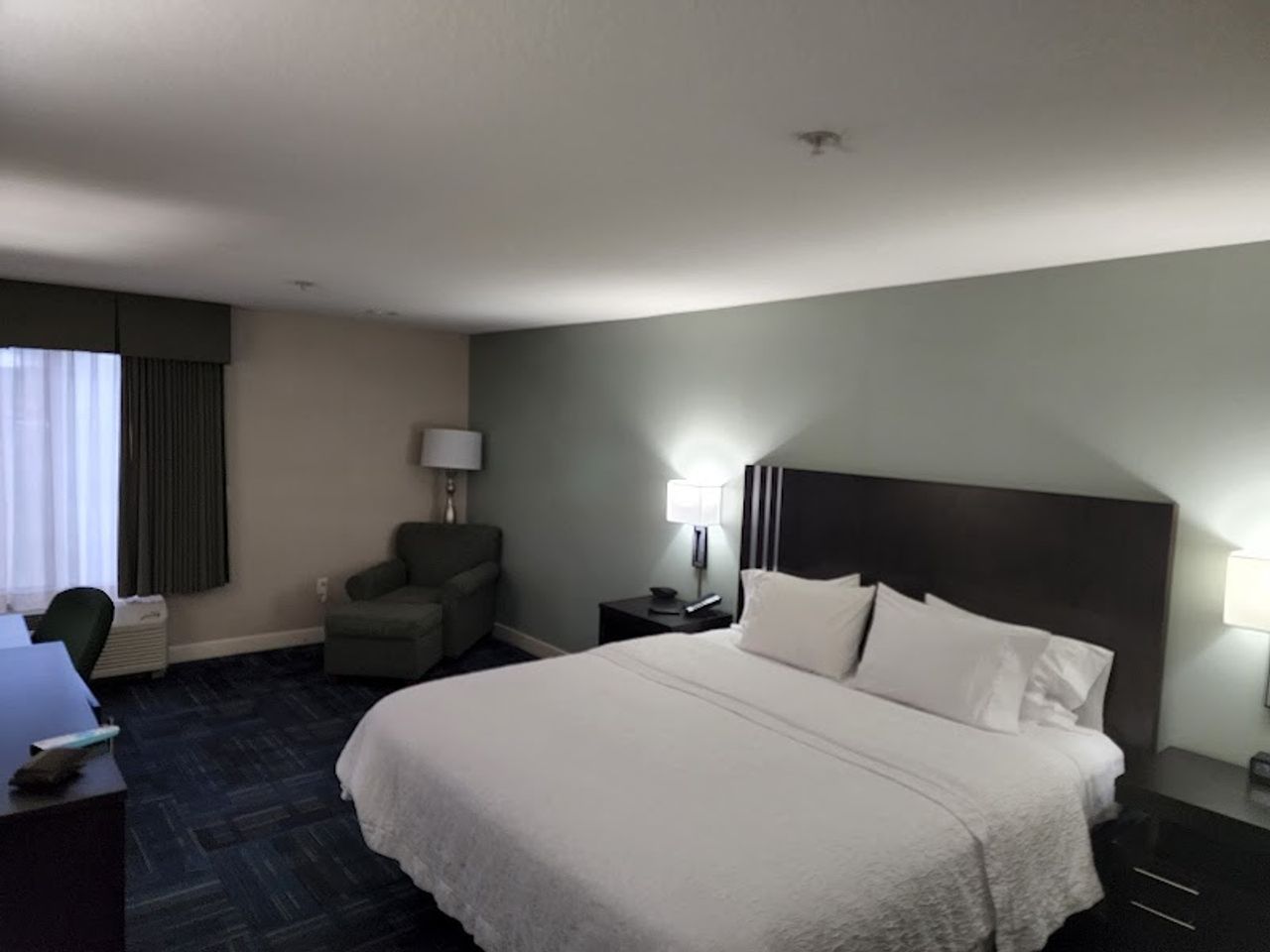 Photo of Hampton Inn Eugene - Room, King bed, Work desk