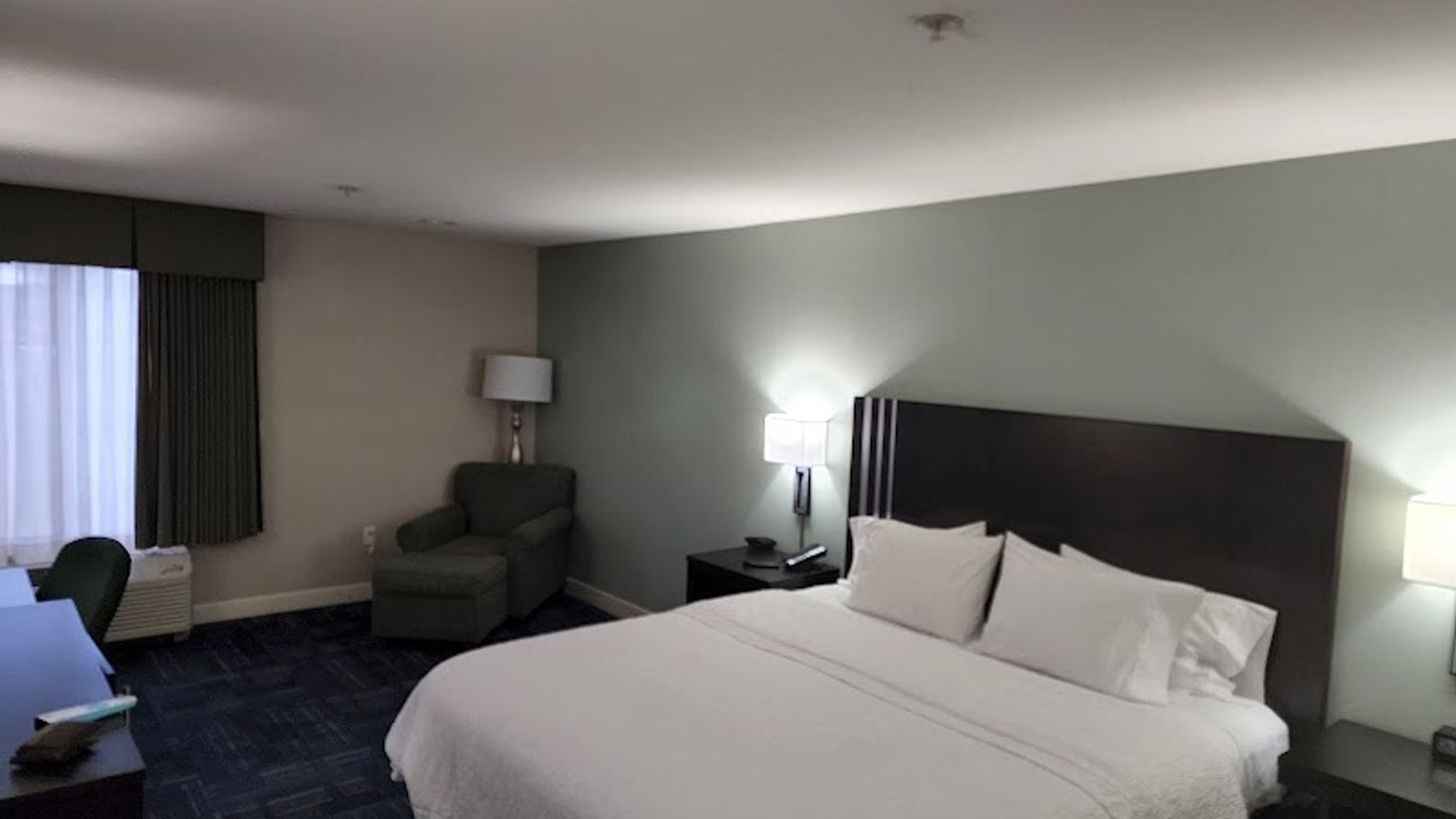 Photo of Hampton Inn Eugene - Room, King bed, Work desk