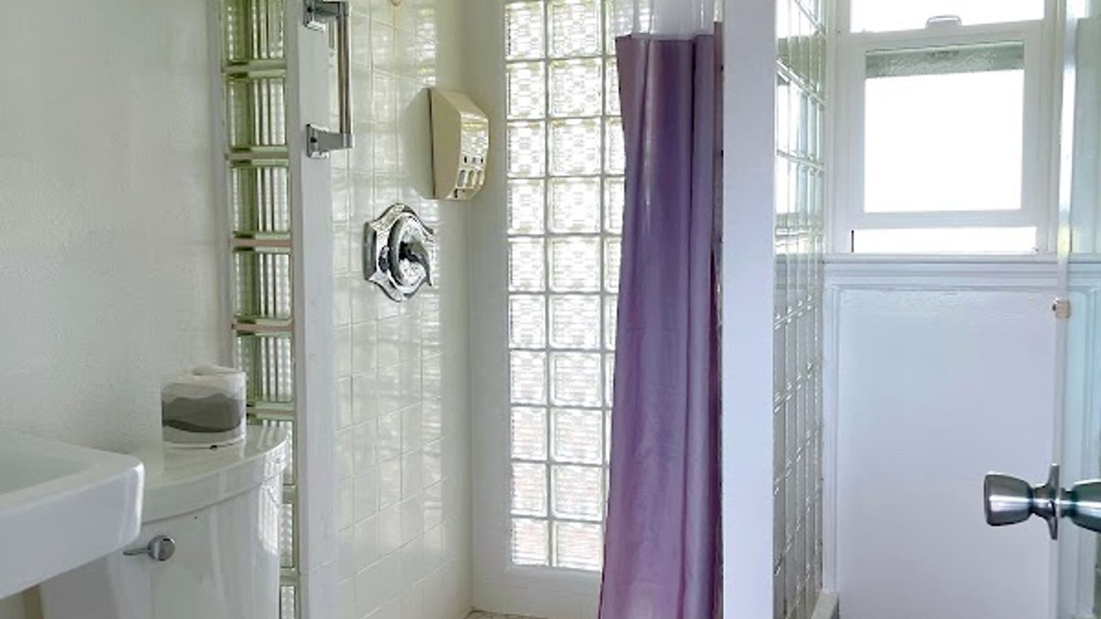 Photo of Deane’s Oceanfront Lodge - Bathroom