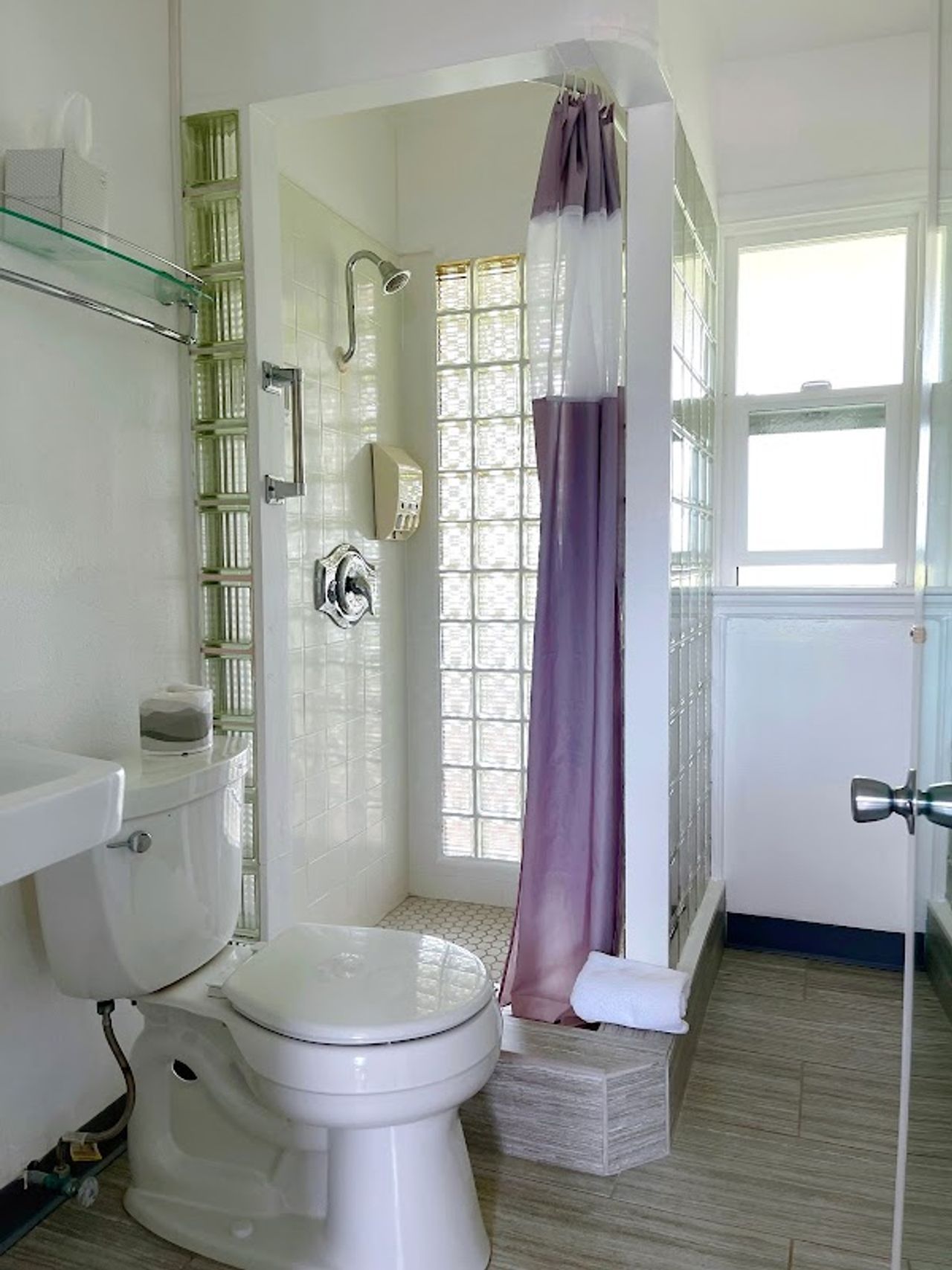 Photo of Deane’s Oceanfront Lodge - Bathroom