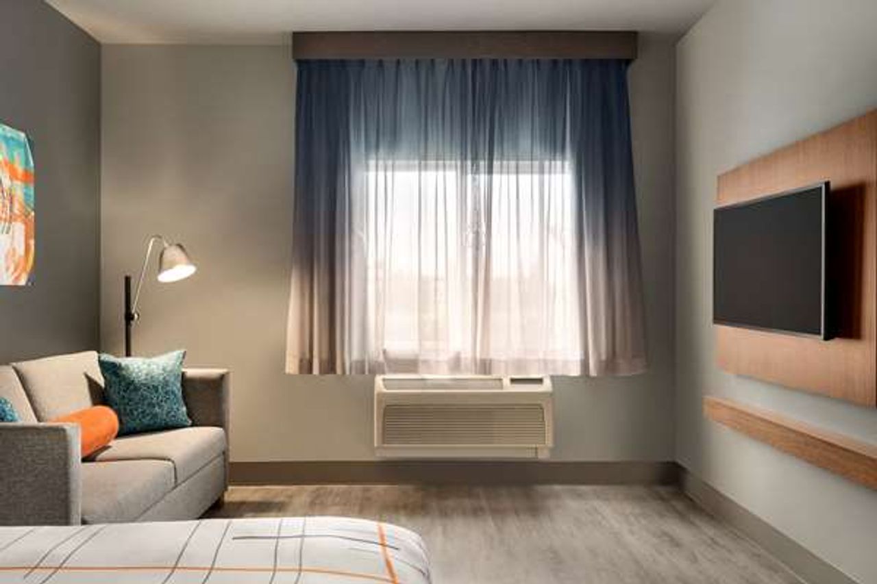 Photo of La Quinta Inn & Suites by Wyndham Springfield - Room, King bed, Sofa, Flat TV