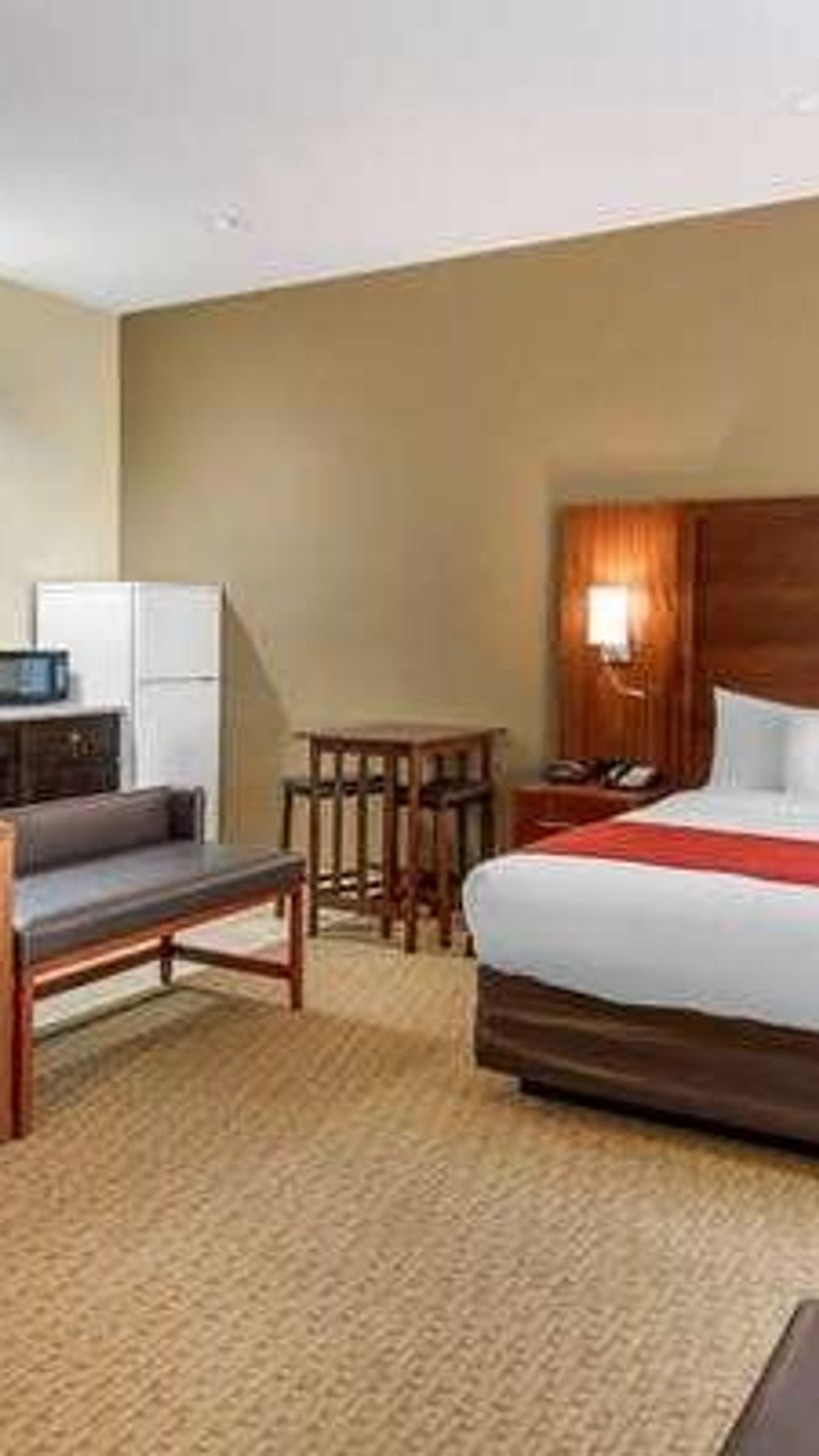 Photo of Comfort Suites Eugene - Suite, King bed, Kitchen, Seating area, Flat TV