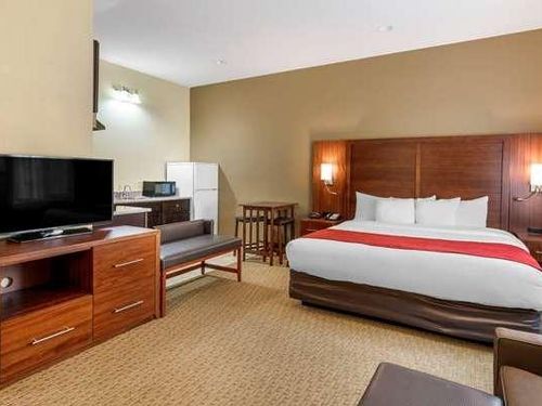Photo of Comfort Suites Eugene - Suite, King bed, Kitchen, Seating area, Flat TV