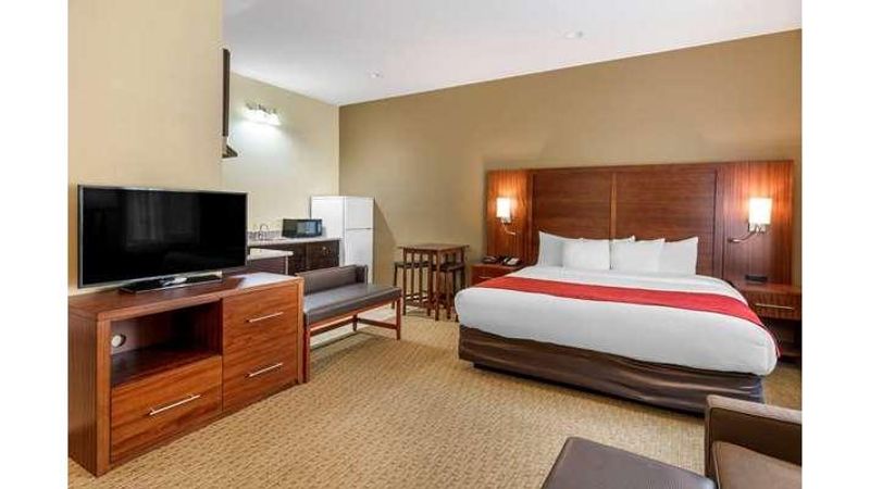 Photo of Comfort Suites Eugene - Suite, King bed, Kitchen, Seating area, Flat TV