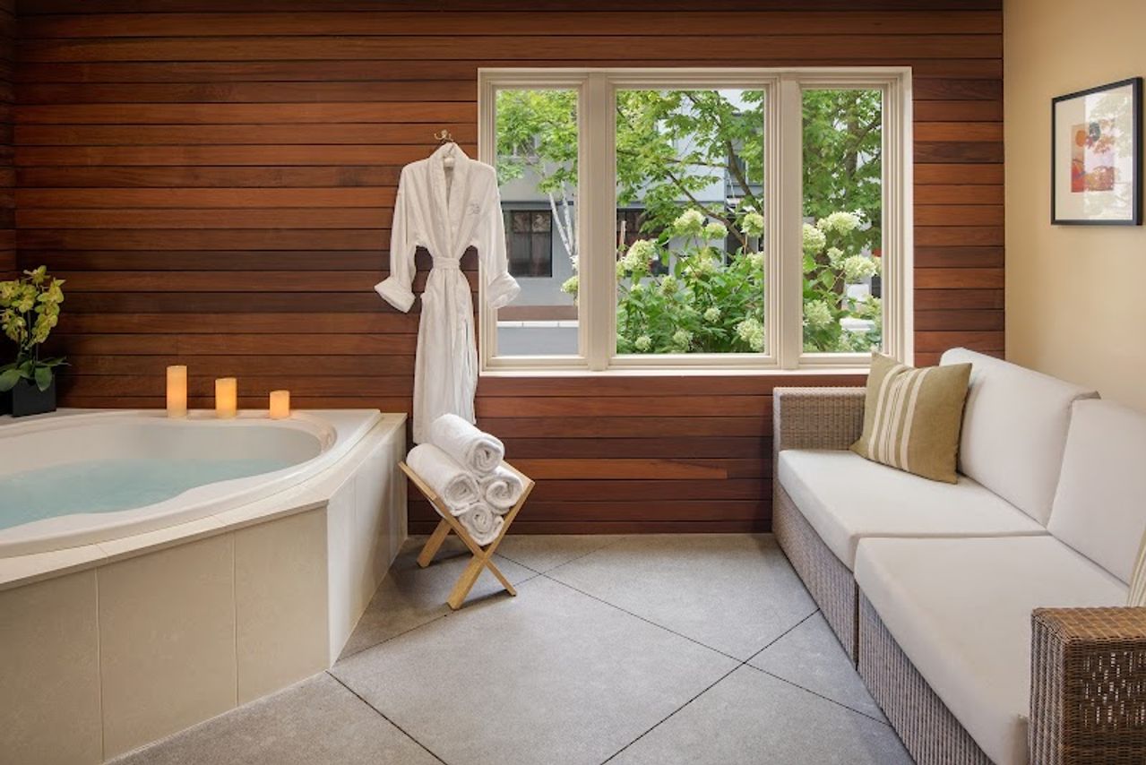 Photo of Inn at the 5th Eugene - private whirlpool tub