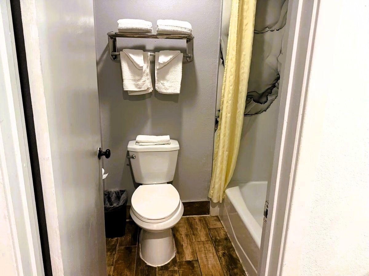 Ocean Gate Inn - Bathroom