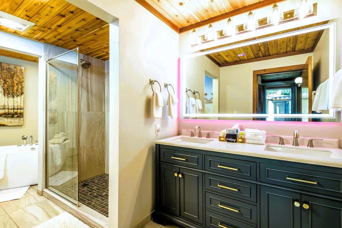 Photo of Little Creek Cove Beach Resort - Bathroom, Jetted soaking tub, Walk-in shower 