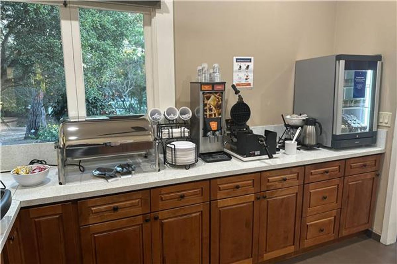 Photo of Comfort Inn Monterey Peninsula Airport - Complimentary Breakfast
