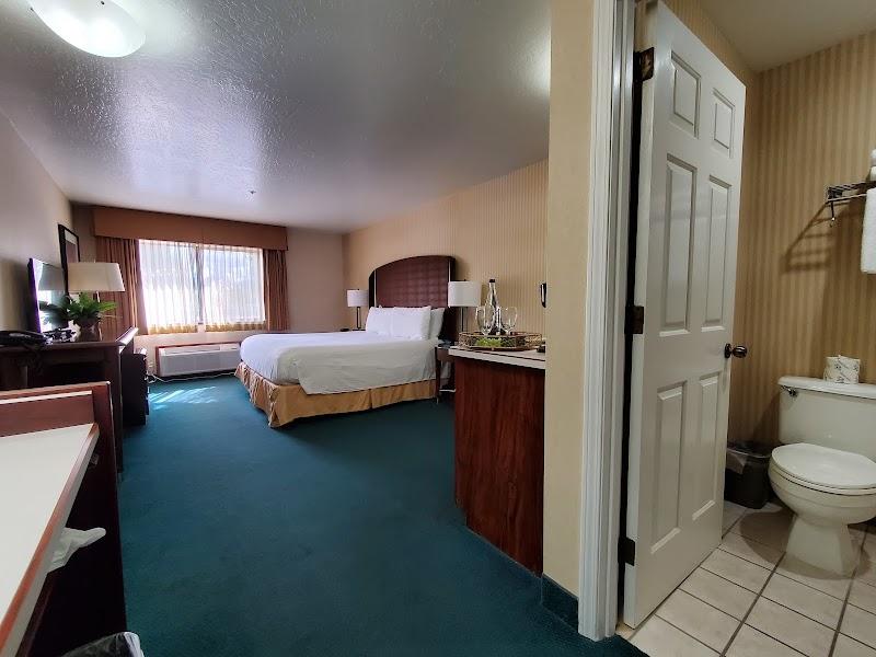 Photo of Rogue Regency Inn & Suites