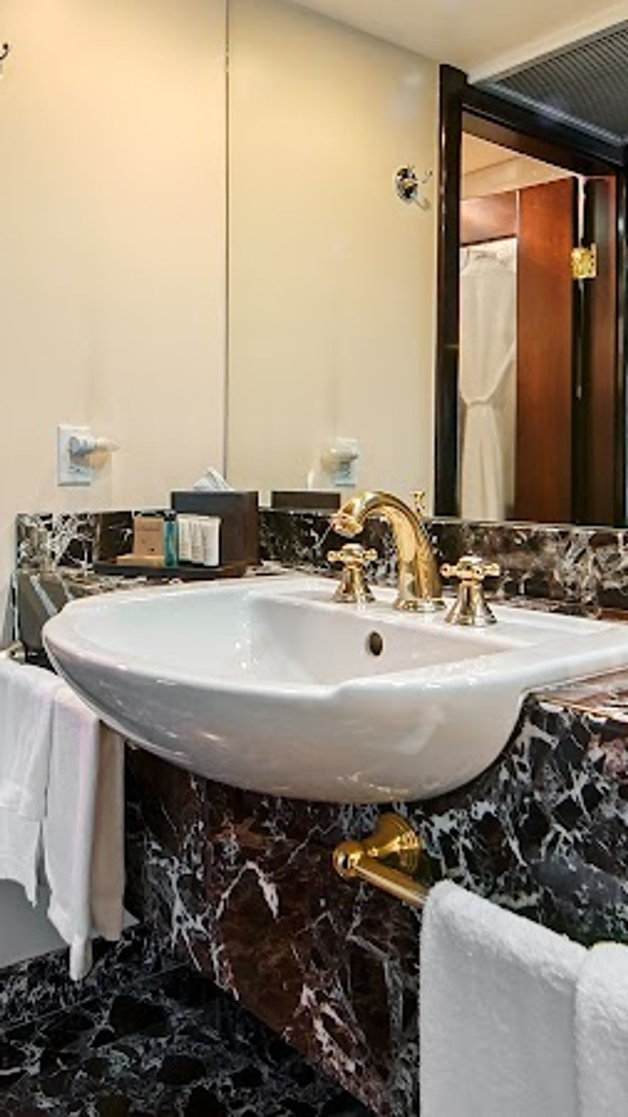 Photo of Dinah's Garden Hotel