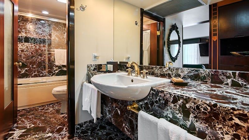 Photo of Dinah's Garden Hotel