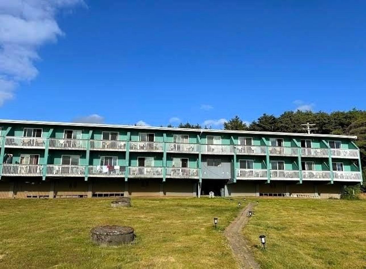 Silver Surf Motel - Exterior