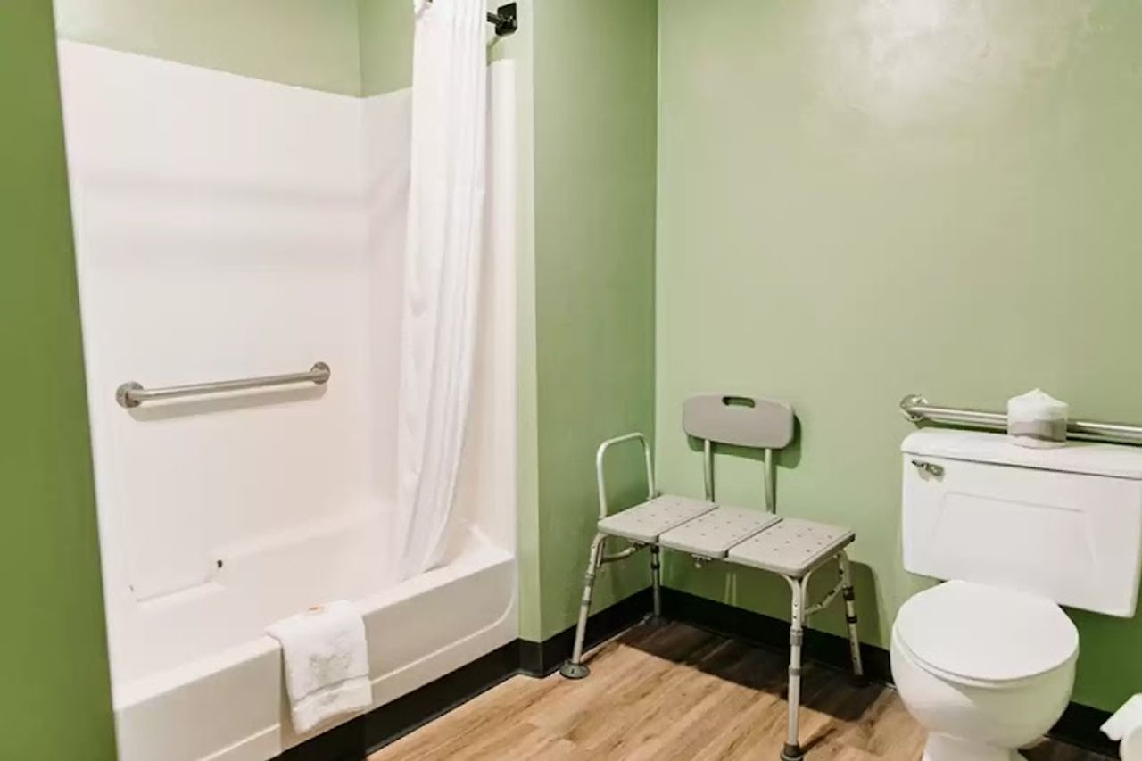 Photo of Maverick Hotel Eugene Near University, Ascend Hotel Collection - Bathroom