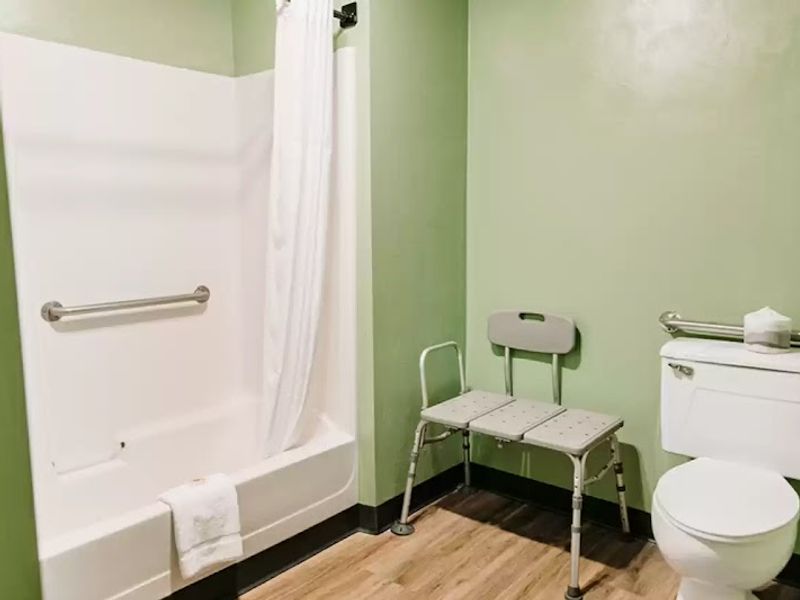 Photo of Maverick Hotel Eugene Near University, Ascend Hotel Collection - Bathroom