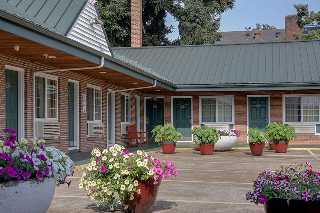 Photo of Courtesy Inn Eugene - Free Parking