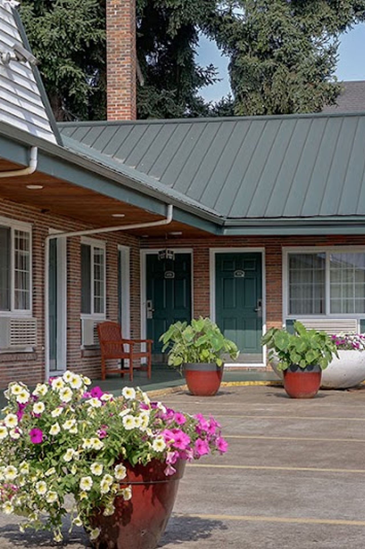 Photo of Courtesy Inn Eugene - Free Parking