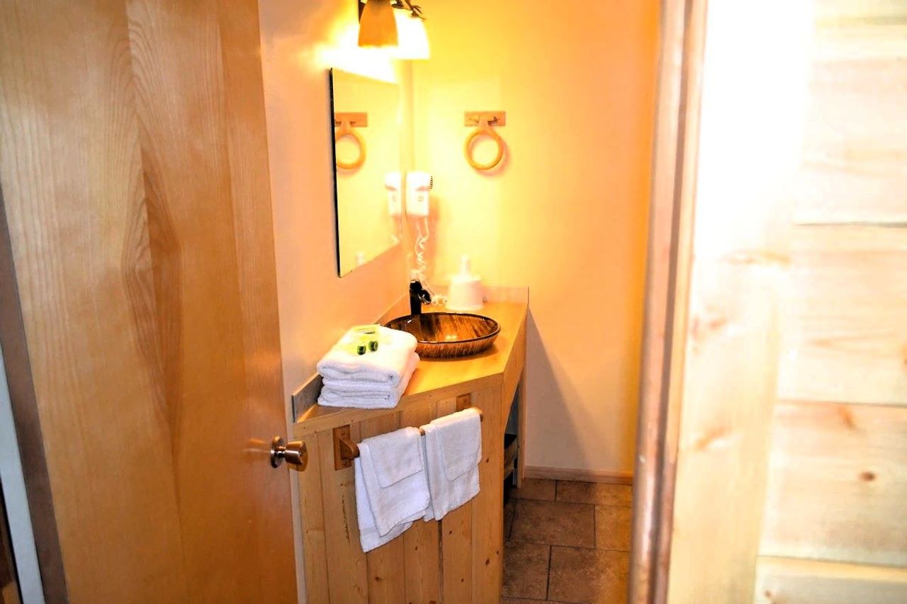 Village Inn Restaurant - Suite, Bathroom