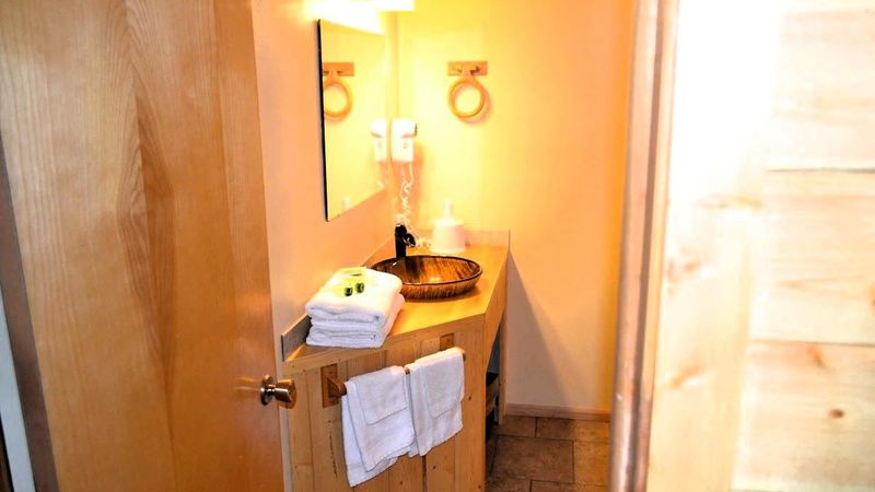 Village Inn Restaurant - Suite, Bathroom