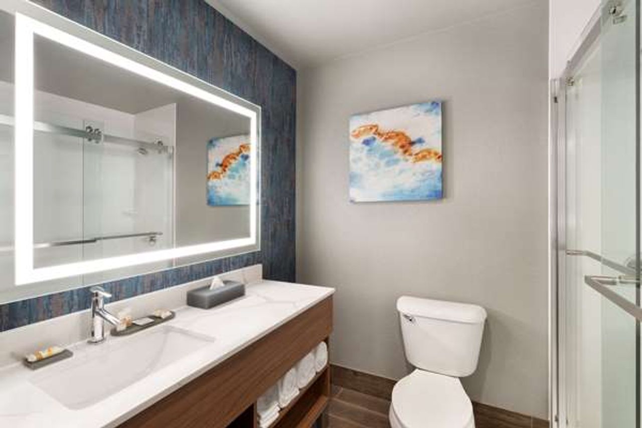 Photo of La Quinta Inn & Suites by Wyndham Springfield - Bathroom
