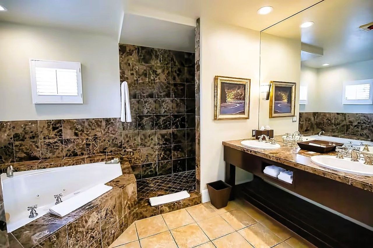 Appellation Lodi - Wine & Roses Resort and Spa - Bathroom with private jetted tub