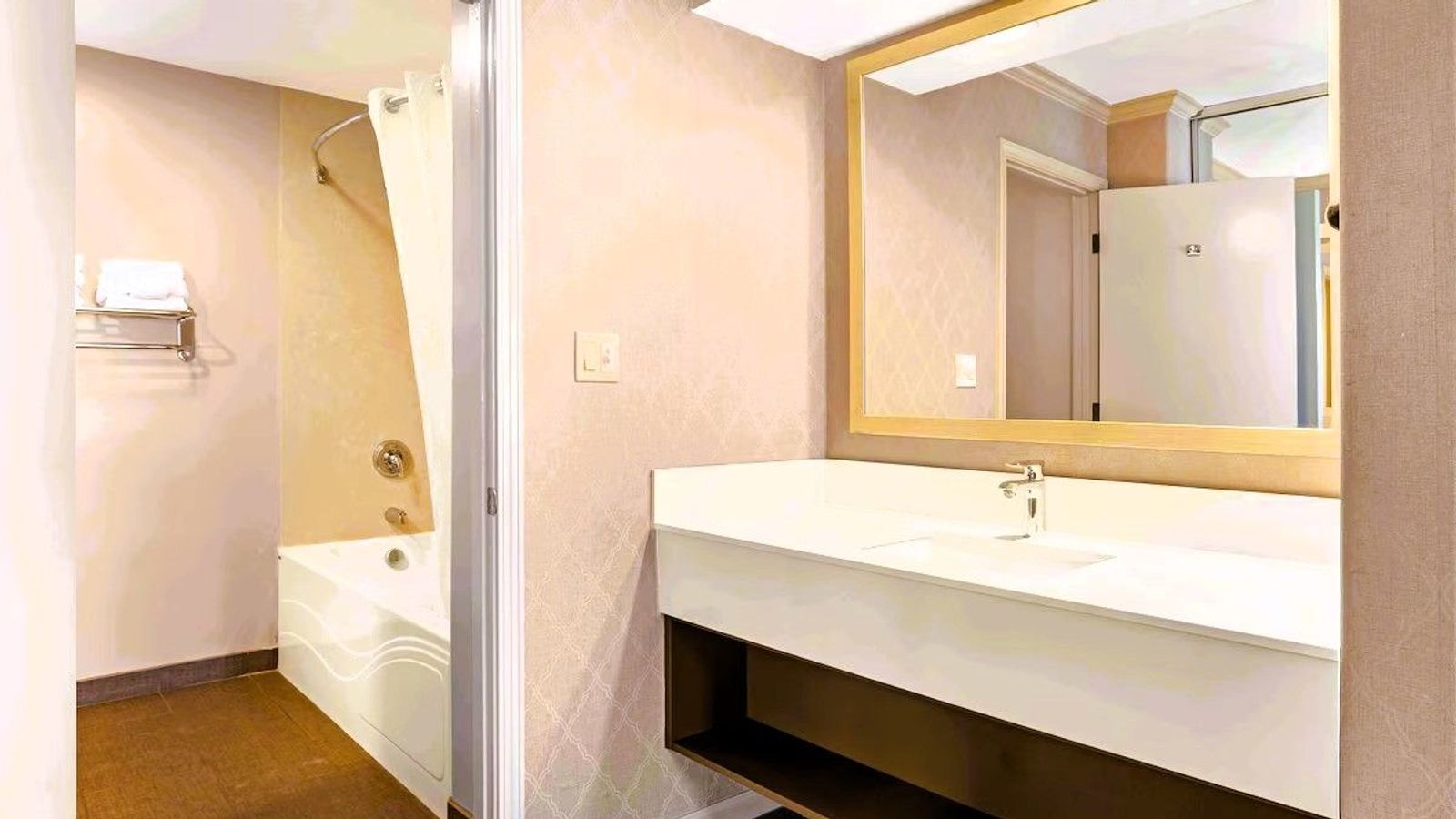 Best Western Inn - Bathroom, Private hot tub