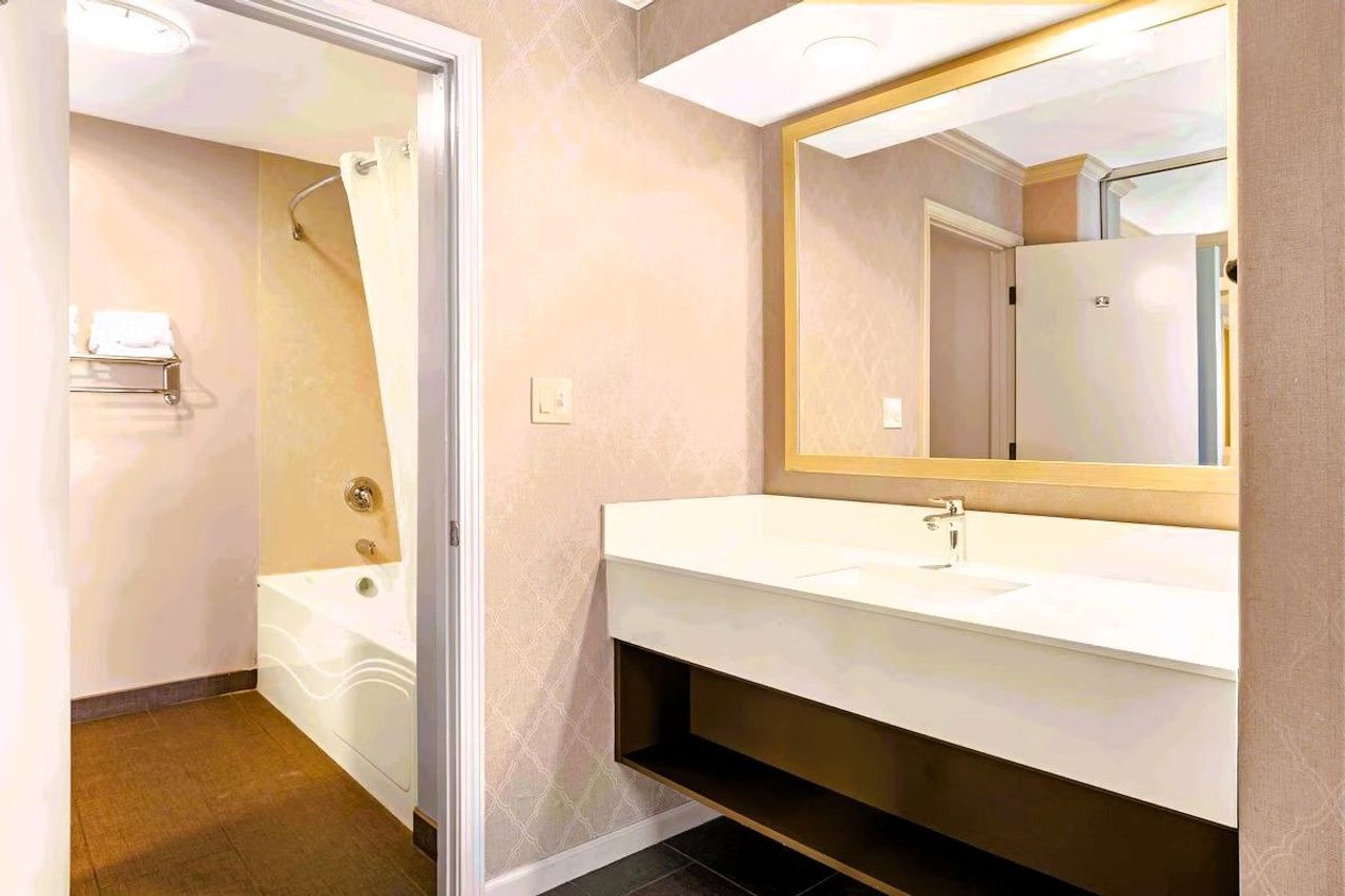 Best Western Inn - Bathroom, Private hot tub