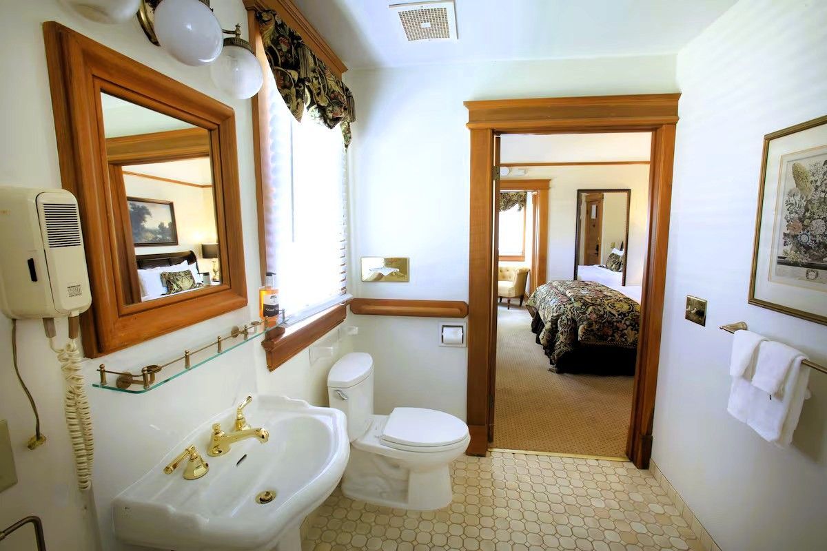 The Charles Pacific Grove - Bathroom