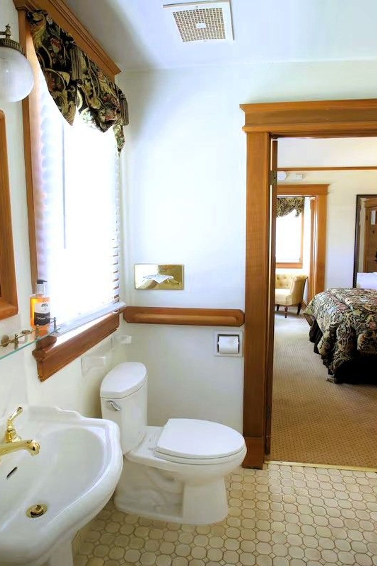 The Charles Pacific Grove - Bathroom