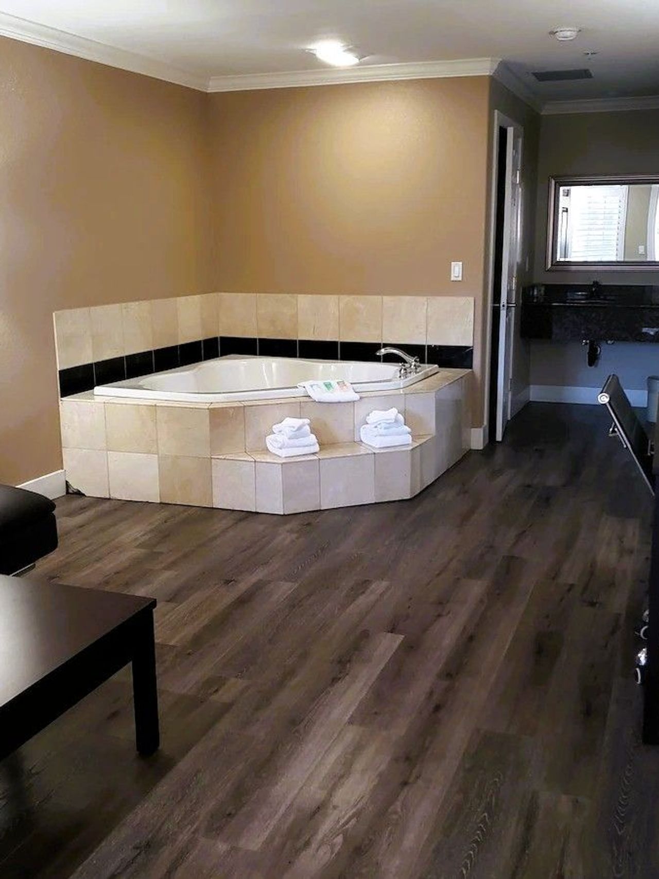 Fairview Inn and Suites - King Suite with Spa Tub