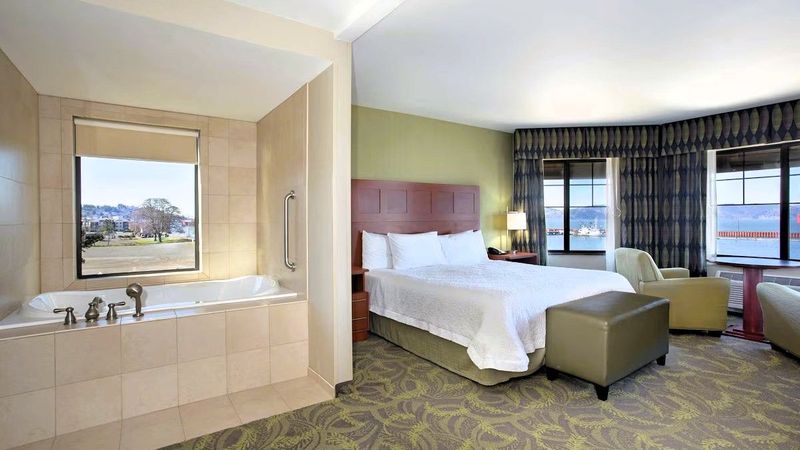 Hampton Inn & Suites Astoria - Studio Suite, Private In-room Jetted Tub, Riverviews