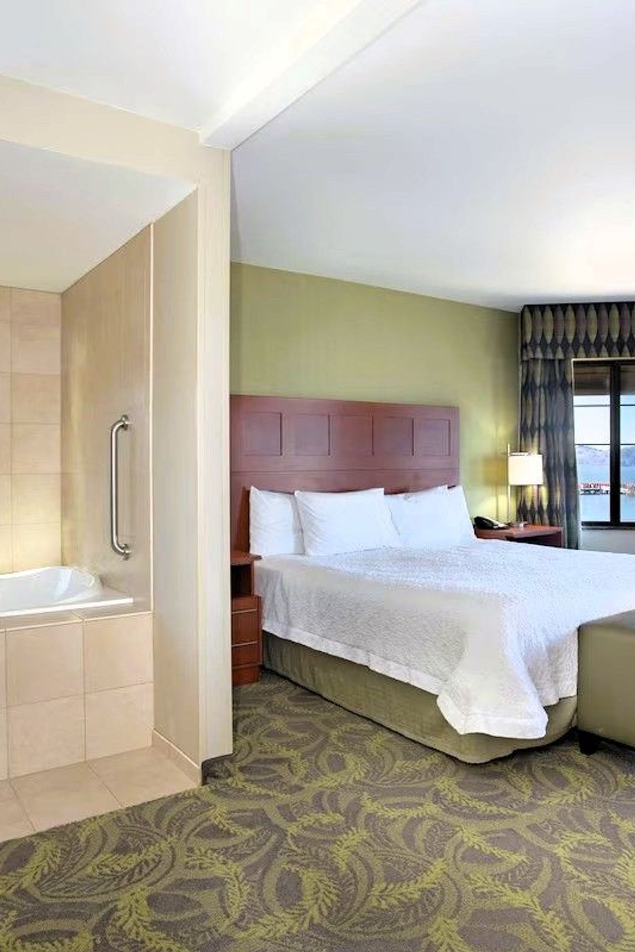 Hampton Inn & Suites Astoria - Studio Suite, Private In-room Jetted Tub, Riverviews