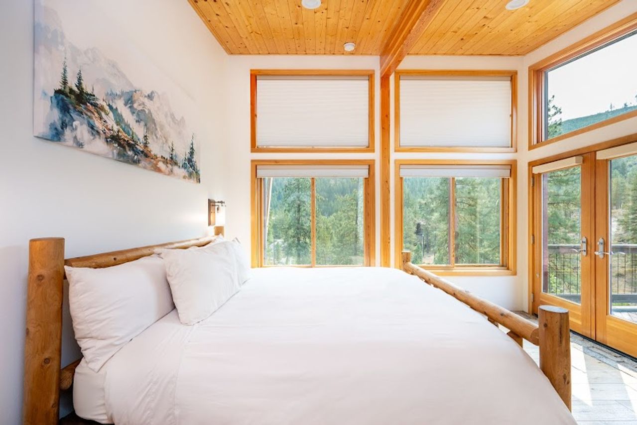 Photo of Sleeping Lady Mountain Resort & Spa - Osprey’s Nest, Bedroom, King bed