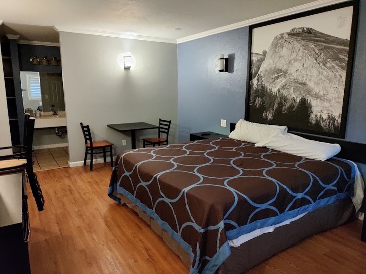 Photo of Super 8 by Wyndham Visalia